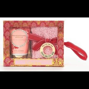 Moisturizing Socks & Foot Moisturizer Gift Set